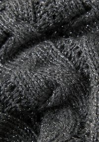 Ciemnoszary dzianinowy materiał o teksturowanym wzorze z delikatnymi metalicznymi nitkami, tworzącymi efekt połysku. Miękki i łatwy do mieszania wygląd.