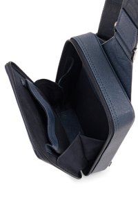 Taschen aus strukturiertem Material in Marineblau, mit Reißverschluss und mehreren Innenfächern, die mit einem weichen Stoff ausgekleidet sind.