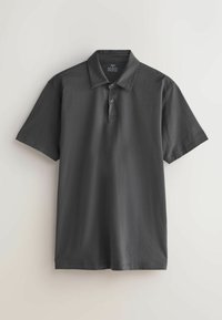 Polo en coton gris foncé à manches courtes avec deux boutons et un col pointu, présenté sur un fond clair.