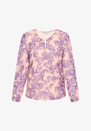 Een blouse met lange mouwen in perzikkleur met een paars bloemenpatroon en een kleine keyhole uitsnijding bij de hals.