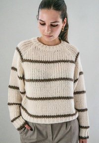 Crème gebreide trui met bruine horizontale strepen en geribde manchetten, met een ronde halslijn en een losse pasvorm. Zachte textuur, casual ontwerp.