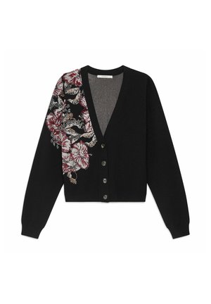 Schwarzer Cardigan mit tiefem V-Ausschnitt und langen Ärmeln. Verziert mit roten und weißen Blumenstickereien auf einer Schulter. Fünf Knöpfe vorne zur Schließung.