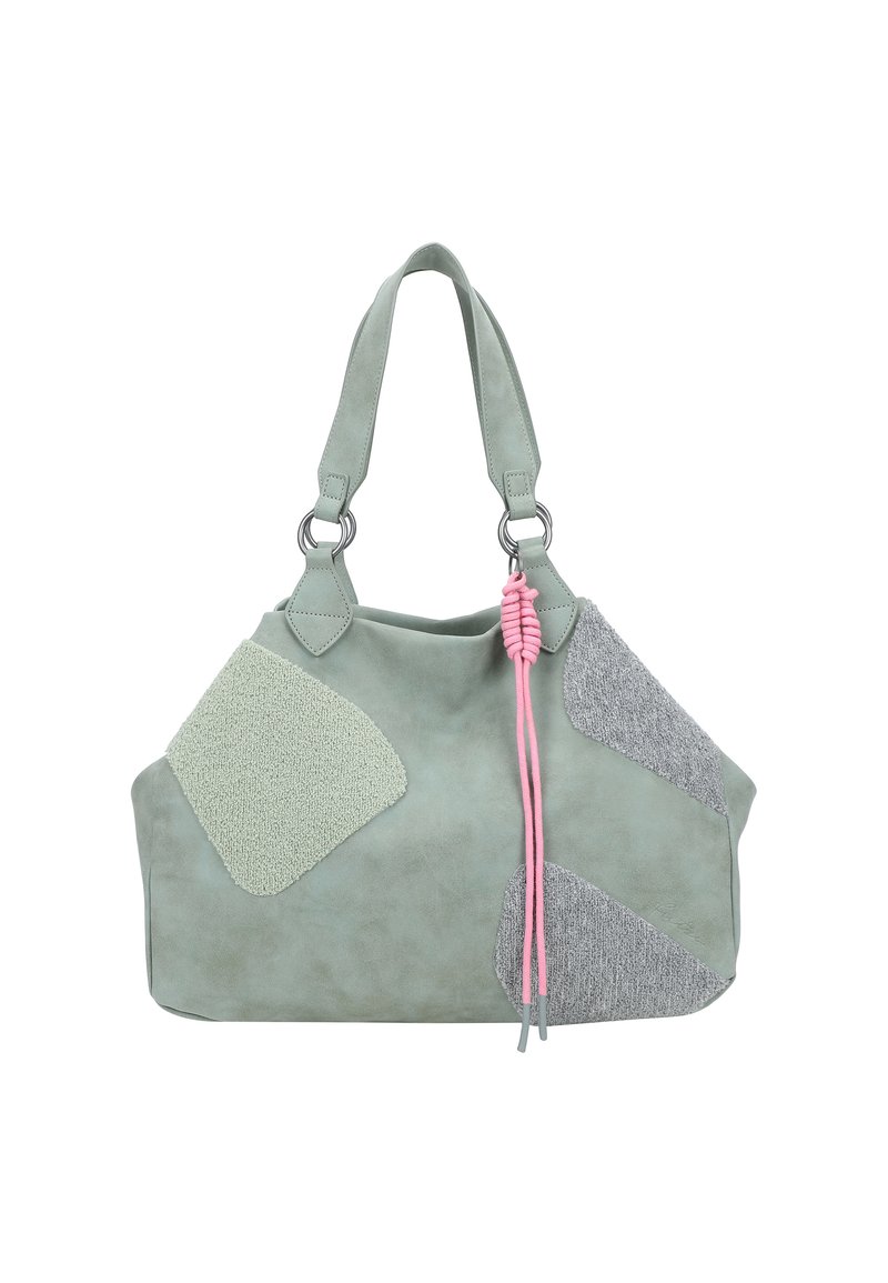 Sac à main en cuir suédé vert avec trois patchs texturés : un doux gris clair, un feutre gris foncé et un cordon rose avec des anneaux en métal comme quincaillerie.