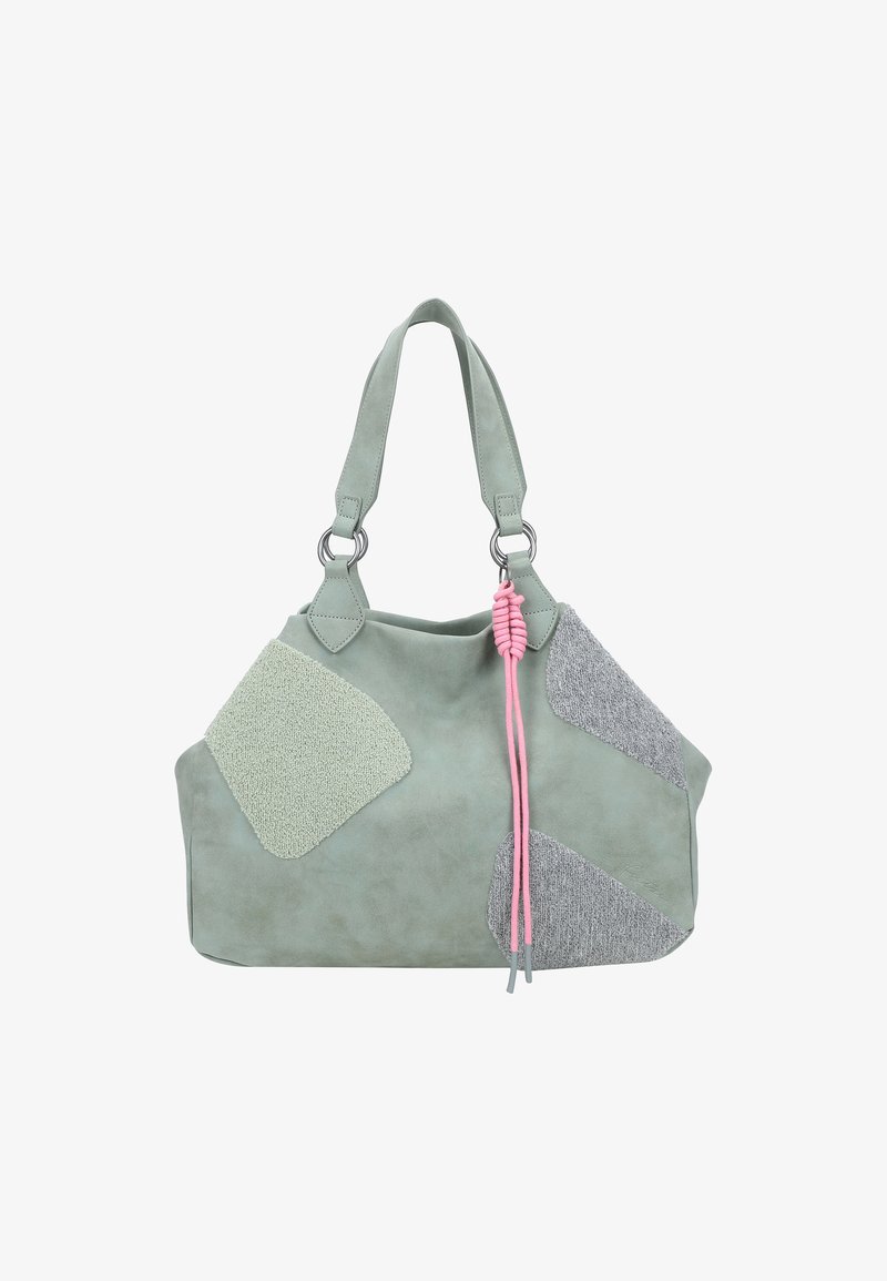 Borsa a tracolla verde in suede con tre toppe testurizzate: peluche grigio chiaro, feltro grigio scuro e un cordino rosa con anelli in metallo come accessori.