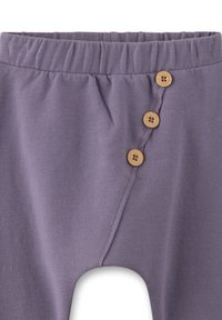 Lila Babyhose mit elastischem Bund und asymmetrischem Knopfverschluss mit drei Holzknöpfen auf der Vorderseite.
