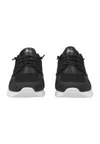 Chaussures de sport noires avec une tige en maille, un bout rond, des accents texturés et des semelles en caoutchouc blanc. Les lacets passent à travers des œillets pour un ajustement réglable.