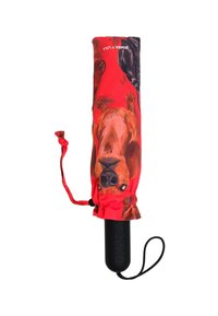 Czerwona parasolka z pokryciem z materiału z malowanym wzorem zwierząt, czarną ergonomiczną rączką z paskiem na nadgarstek, kompaktowy i cylindryczny kształt.