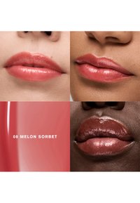 Lepomade i nyansen "08 Melon Sorbet" vist i et rutenett med fire lepper som viser en skinnende, ferskenfarget rosa farge og varierende hudtoner.