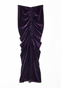 Jupe en velours violet présentant une texture froncée à l'avant, conçue pour tomber élégamment. Fini lisse avec un aspect légèrement brillant.