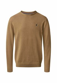 Pull en maille marron chameau à manches longues avec col, poignets et ourlet côtelés, avec un petit logo brodé foncé sur la poitrine gauche.