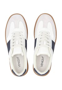 Weiße Sneakers mit dunkelblauen Akzenten, aus glatten und strukturierten Materialien, mit Schnürdesign und Gummisohlen. Mit Logo auf der Zunge.