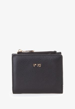Zwarte lederen portemonnee met een gestructureerde afwerking. Voorzien van een gouden logo en een ritssluiting. Compacte rechthoekige vorm, ontworpen voor kaarten en munten.