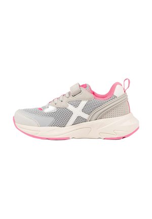 Zapatilla deportiva gris y rosa con parte superior de malla, cruz blanca como acento, suela gruesa y cierre de velcro sobre fondo blanco.