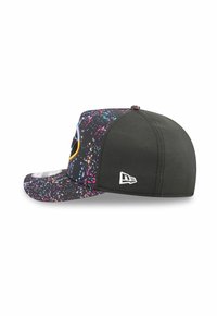 Schwarze Kappe mit einem bunten Farbspritzmuster auf der Vorderseite, mit einem gebogenen Schirm und Belüftungsöffnungen an den Seiten, Logo auf der Rückseite.