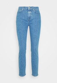 Jeans de tiro alto azul claro de denim. Presentan un cierre de cremallera con botón, cinco bolsillos y un diseño de pierna recta.