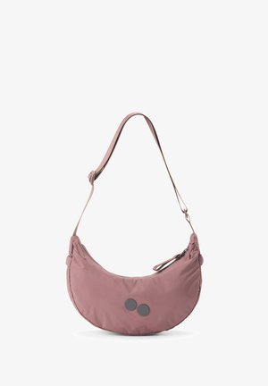 Rosa Stoffumhängetasche mit gewölbter Form, ausgestattet mit zwei dunklen Knöpfen, einem seitlichen Reißverschluss und einem verstellbaren Träger. Glatte Textur.