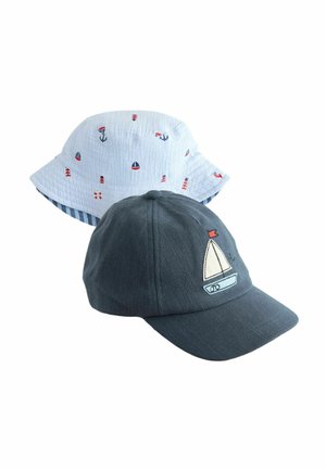 Zwei Kinderhüte: ein hellblauer Anglerhut mit nautischen Symbolen und eine dunkelblaue Baseballkappe mit einem Segelboot-Abzeichen.