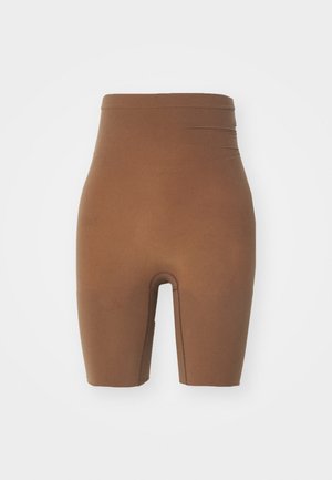 Calções de ciclismo castanhos de cintura alta feitos de um tecido liso e elástico, com um design sem costuras e um detalhe recortado na parte inferior.