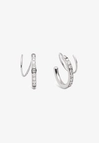 Pendientes de aro de plata con un diseño curvado, que presentan una fila de piedras claras incrustadas a lo largo del borde externo. Textura lisa y acabado pulido.