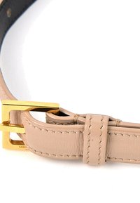 Ceinture en cuir beige avec des coutures détaillées et une boucle rectangulaire dorée sur fond blanc.