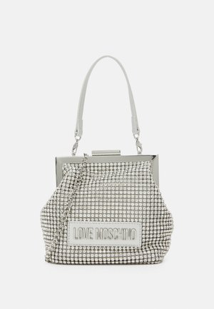 Borsa Love Moschino in tono argento con rete di strass, manico superiore, tracolla a catena e chiusura rettangolare in metallo.