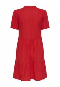 Vestido corto rojo de manga corta, hecho de una tela ligera, con cuello tipo polo, dobladillo en capas y textura suave.