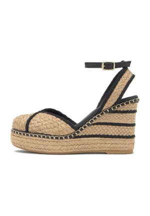 Sandalia cuña espadrille con plataforma de yute trenzado, ribete negro y tira en el tobillo con hebilla dorada, vista lateral.