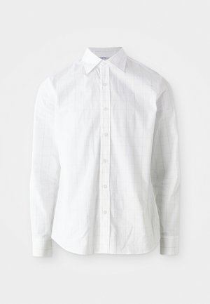 Camisa blanca de manga larga en mezcla de algodón, con un sutil patrón de cuadrícula, cuello estándar, cierre de botones y puños. Textura suave.
