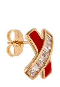 Náušnice s pozlaceným špendlíkem s červenými smaltovými akcenty a průhlednými obdélníkovými kameny uspořádanými do zakřiveného vzoru. Hladký povrch a leštěný vzhled.