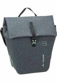 Borsa in tessuto riciclato grigia con chiusura a risvolto, tracolla regolabile e fibbia laterale. Presenta un branding discreto e una forma rettangolare.
