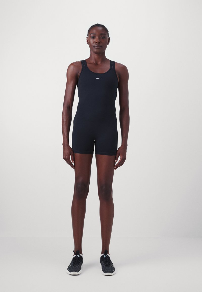 Malla atlética negra con diseño de espalda nadadora, que cuenta con tirantes texturizados, un pequeño logo en el pecho y una cobertura corta en las piernas.