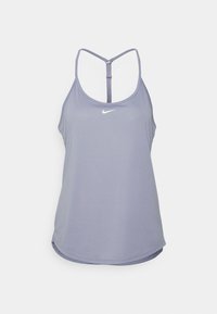 Jasnofioletowy sportowy top na ramiączkach z wycięciem typu racerback. Wykonany z gładkiego materiału, z małym białym logo Nike na przodzie.