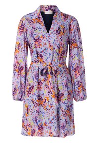 Sukienka w kwiatowy wzór z lekkiego materiału, z długimi, bufkami rękawami, dekoltem w kształcie litery V oraz paskiem w talii. Kolory to fioletowy, pomarańczowy i żółty.