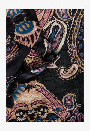 Tessuto nero con intricati motivi paisley in rosa, blu e crema. Presenta un dettaglio con bottone e zip alla collana. Finitura testurizzata.