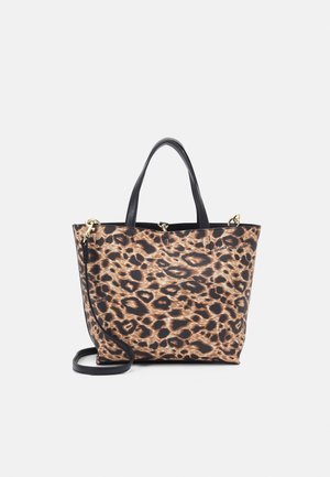 Bolsa tote con estampado de leopardo, asas negras, correa de hombro desmontable y herrajes en tono dorado.