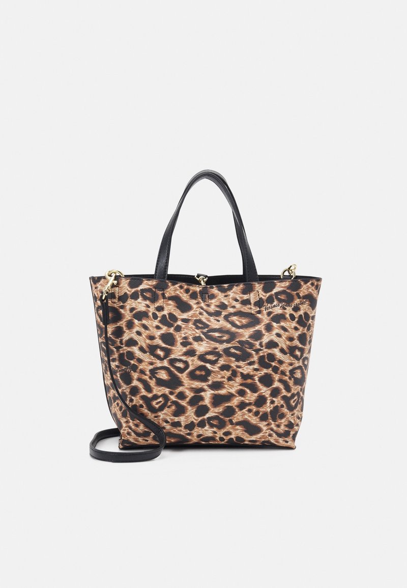 Sac fourre-tout avec motif léopard, poignées noires, bandoulière amovible et ferrures dorées.