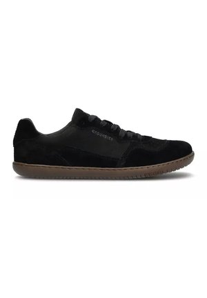 Sneaker nero low-top con chiusura stringata, tomaia in camoscio e pelle, suola in gomma marrone, vista laterale, marchio "GROUNDIES" visibile.