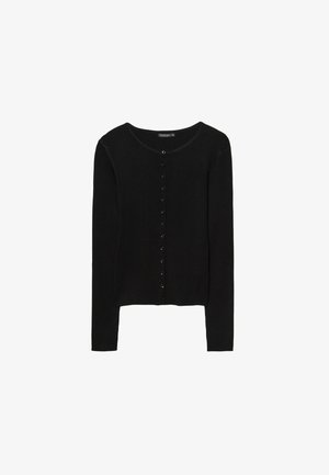 Sort langærmet cardigan lavet af ribstrik, med en rund halsudskæring og seks frontknapper langs midten.