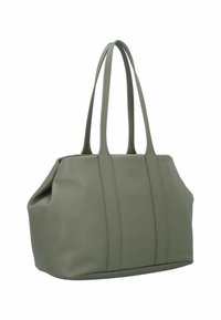 Borsa a tracolla verde oliva realizzata in pelle liscia, con due manici lunghi e dettagli verticali cuciti sul fronte per dare struttura.