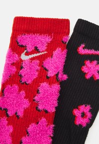 Nike Performance EVERYDAY PLUS CUSH CREW UNISEX 2 PACK - Sporta zeķes - black(laser fuchsia)/picante red(white)