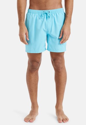 Helle blaue Badeshorts mit elastischem Bund, Kordelzug und glatter Textur. Sie reichen bis zur Mitte des Oberschenkels und haben ein schlichtes Design.