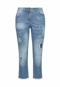Jeans de mezclilla en azul claro con parches desgastados, dobladillos deshilachados y manchas de pintura blanca; incluye cinco bolsillos y un cierre de botón.