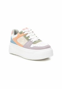 Sneaker colorato che presenta una combinazione di materiali, inclusa pelle bianca, pannelli in suede pastello nei colori pesca, verde e lavanda, con una suola spessa bianca.