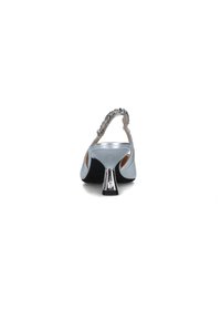 Scarpa slingback argento con tomaia in pelle lucida, dettaglio a catena sulla cinghia e tacco metallico con base nera.