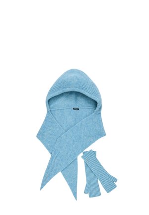 Svetlomodrý pletený kapucňový šál v kombinácii so zladenými bezprstovými rukavicami, oba rebrované pre textúru a teplo.