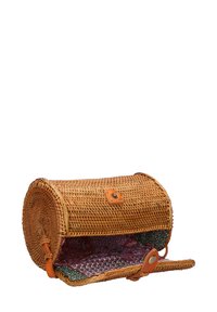 Borsa in rattan intrecciato con forma cilindrica, colore tan, dettagli in pelle e rivestimento interno in tessuto colorato a fantasia.