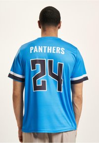 Lyseblå sportsdrakt med svarte detaljer; har teksten "PANTHERS" og nummer "24" trykket på ryggen i fet, kontrasterende farger.
