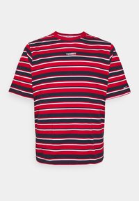 Camiseta de rayas rojas y azul marino con mangas cortas, con cuello redondo y un pequeño logo blanco en el frente. Material de algodón suave.