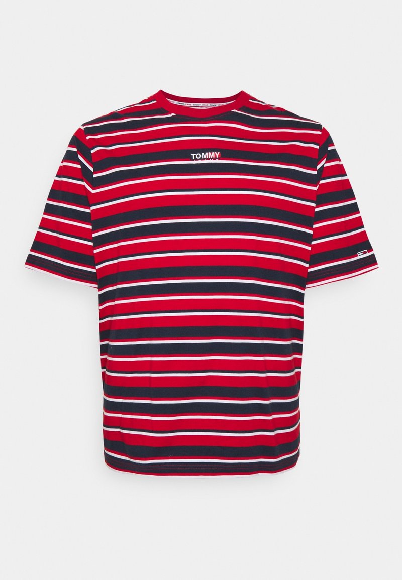 Camiseta de rayas rojas y azul marino con mangas cortas, con cuello redondo y un pequeño logo blanco en el frente. Material de algodón suave.
