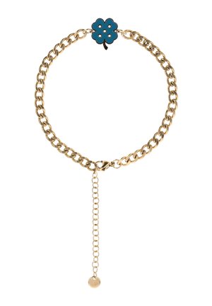 Bracelet chaîne en or avec un petit pendentif trèfle à quatre feuilles turquoise et un fermoir réglable avec une étiquette ronde en or.